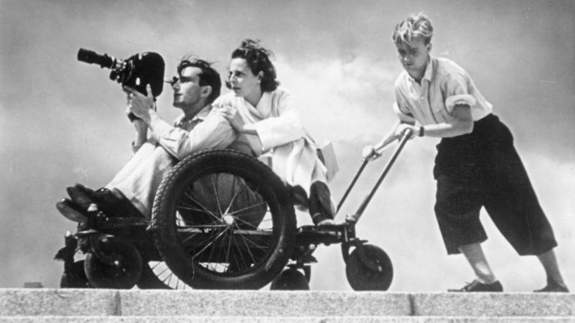 Bundesarchiv_Bild_146-1988-106-29,_Leni_Riefenstahl_bei_Dreharbeiten.jpg