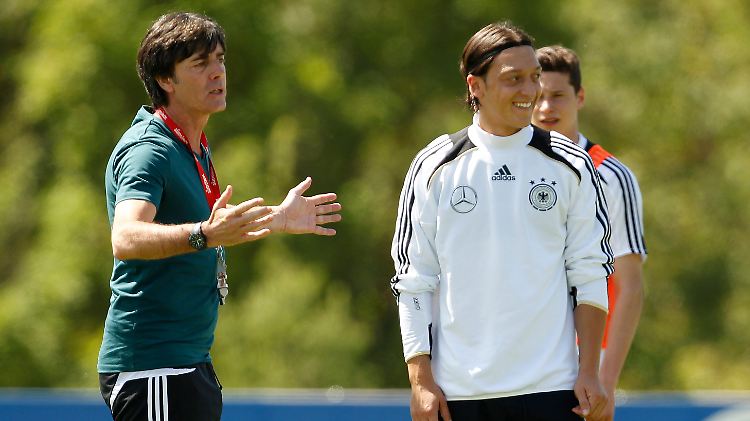 "Es ist für mich ein Stück weit unverständlich, dass Real seinen Topscorer verkauft." Sagt Joachim Löw über Mesut Özil.