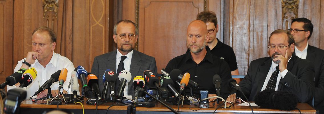 Duisburgs Oberbürgermeister Adolf Sauerland, Loveparade-Organisator Rainer Schaller, der Chef der Duisburger Polizei, Detlef von Schmeling, und Sicherheitsdezernent Wolfgang Rabe im Rathaus der Stadt Duisburg (v.r.n.l.).