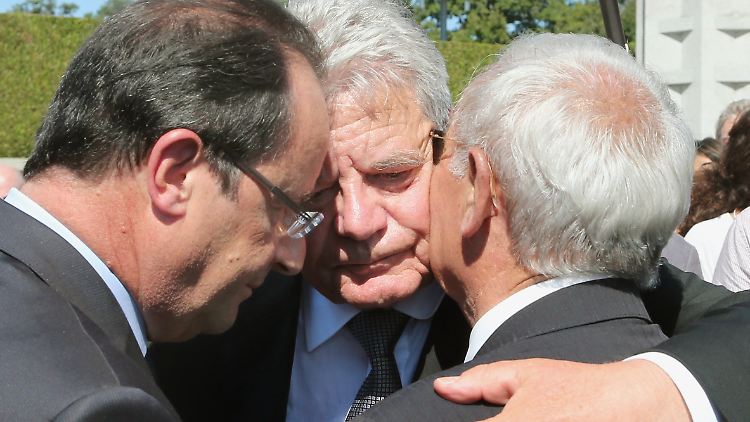Arm in Arm. Hollande, Gauck und Robert Hébras, ein Überlebender des Massakers. Die Hinterbliebenen in Oradour hatten Jahrzehntelang jeden offiziellen Kontakt zu Deutschland abgelehnt.