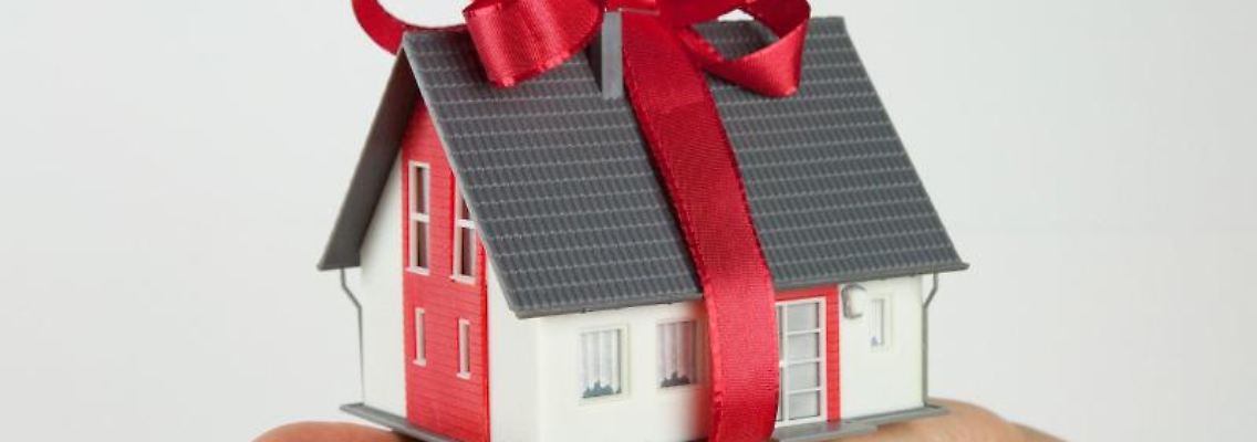 Wer seine Immobilie vorzeitig verschenkt, kann Erbschaftssteuer sparen. Allerdings sollten solche Übertragungen gut überlegt werden. Denn danach gehört das Haus jemand anderem.