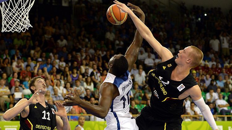 Not in my house: Robin Benzing stoppt Frankreichs Florent Pietrus spektakulär.