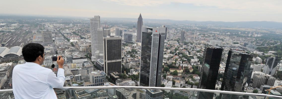 Auf dem Dach der Helaba: Dieser Tourist testet, ob er Deutschlands Banken zusammen auf ein Bild bekommt.