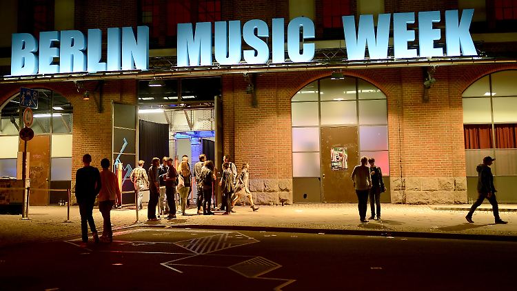 Da geht die Post ab - Besucher vor dem Berliner Postbahnhof beim Auftakt der Music Week. 