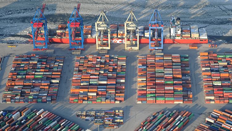 Ein großes Containerschiff wird am im Hamburger Hafen am Containerterminal Burchardkai abgefertigt. 