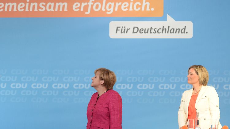 Merkel und Klöckner auf dem Theaterplatz in Ludwigshafen.