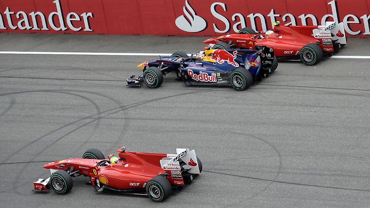 Die entscheidende Szene: Vettel kommt schlecht weg und kann beide Ferraris nicht aufhalten.