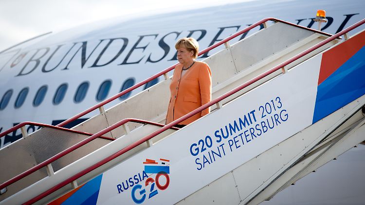 "Es wird schrittweise notwendig sein, dass wir die recht lockere Geldpolitik auch verändern": Merkel bei der Ankunft in Sankt Petersburg.