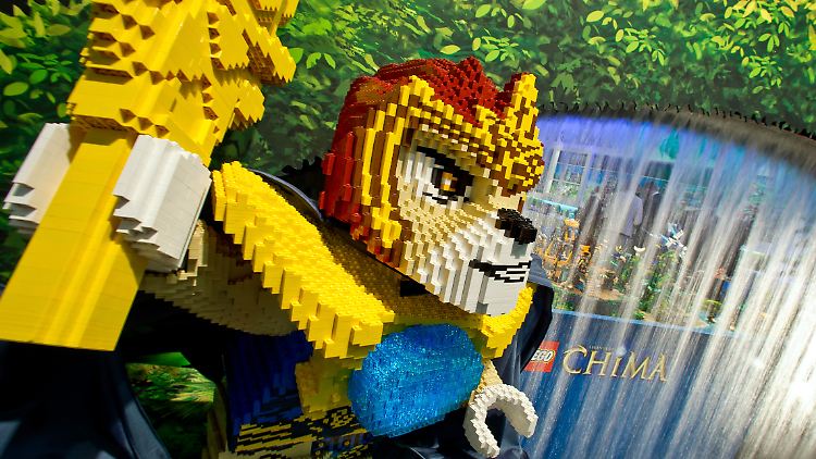 Übergroße Figut aus dem Lego-Erfolgssystem "Legends of Chima". Besonders in Asien ein Verkaufsschlager.