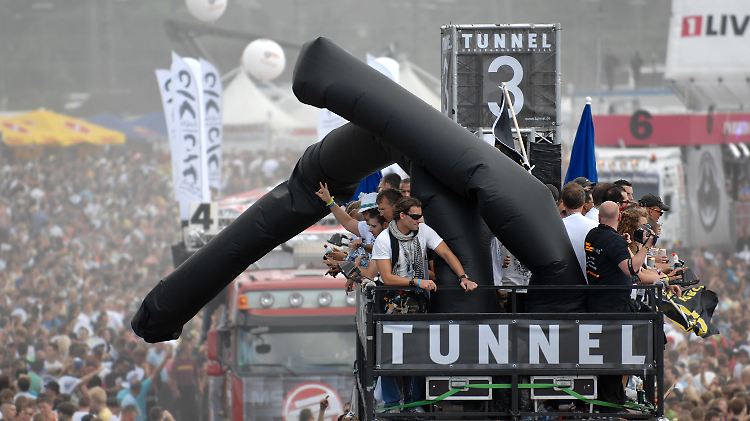 Makaberer Zufall: Ein Wagen mit der Aufschrift "Tunnel" bei der Loveparade.