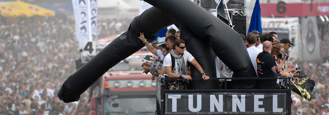 Makaberer Zufall: Ein Wagen mit der Aufschrift "Tunnel" bei der Loveparade.