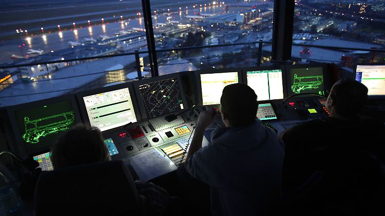 Fluglotsen im Tower des Flughafens Düsseldorf.