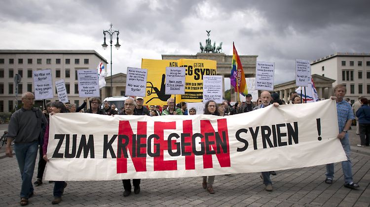 Auch die deutsche Bevölkerung, hier bei einer Demonstration vor dem Brandenburger Tor, reagiert ablehnend auf einen Einsatz in Syrien.