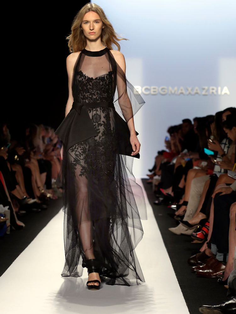 Stardesigner Max Azria stellte mit seinem Modehaus BCBG dieses luftige, kleine Schwarze vor.