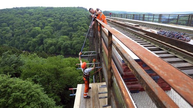 Arbeiter sanieren die Müngstener Brücke in Solingen.