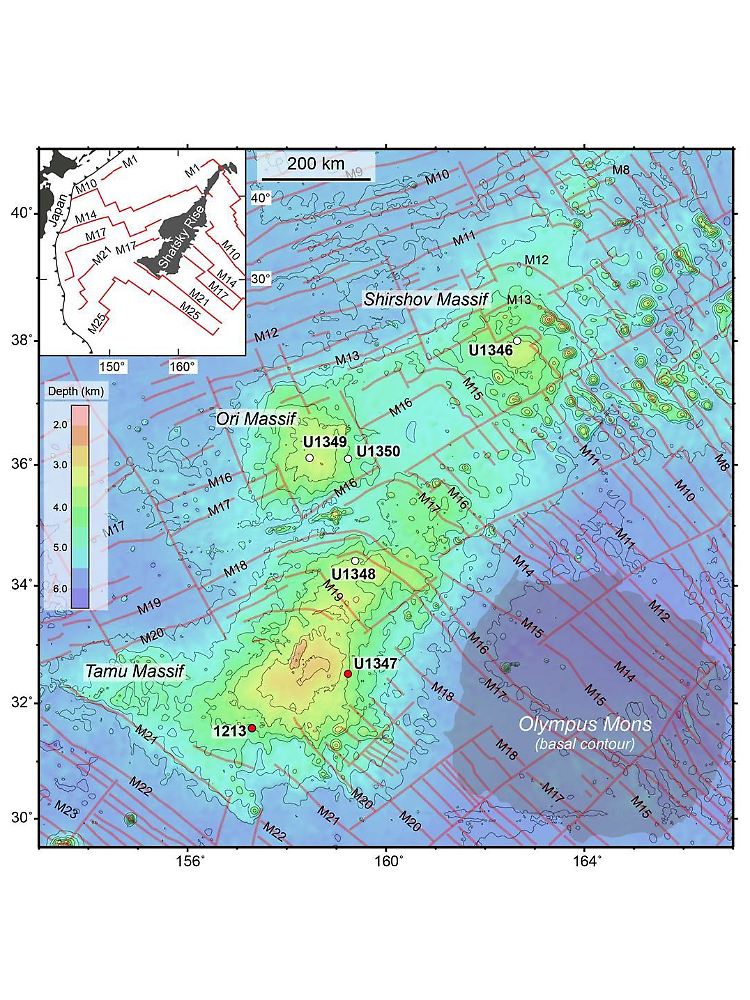 Grafik des Tamu-Massivs im Nordwest-Pazifik östlich von Japan. Rechts zum Vergleich die Konturen von Olympus Mons.