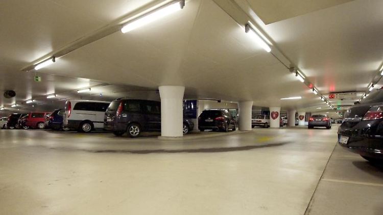 Im Parkhaus ist das Problem, dass man ohne Parkticket mit dem Wagen nicht durch die Schranke an der Ausfahrt fahren kann.