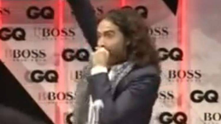 Nach seinem Auftritt musste Russell Brand die Veranstaltung verlassen. (Sreenshot)