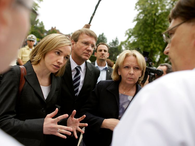 Die nordrhein-westfälische Ministerpräsidentin Hannelore Kraft, Kanzleramtsminister Ronald Pofalla und Bundesfamilienministerin Kristina Schröder (v.r.) besuchen in einem Duisburger Krankenhaus Opfer des Unglücks.