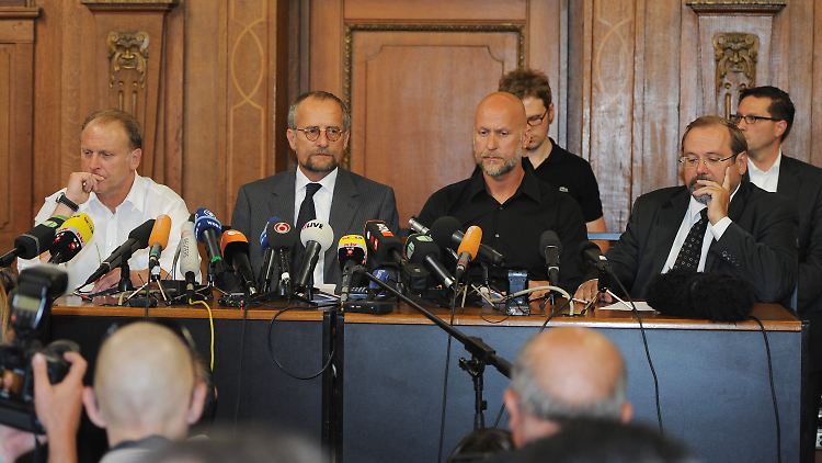 Viele Fragen, wenig Antworten: Pressekonferenz mit Duisburgs Oberbürgermeister Adolf Sauerland, Veranstalter Rainer Schaller, Vize-Polizeipräsident Detlef von Schmeling und Ordnungsdezenent und Leiter des Krisenstabs Wolfgang Rabe (r-l).