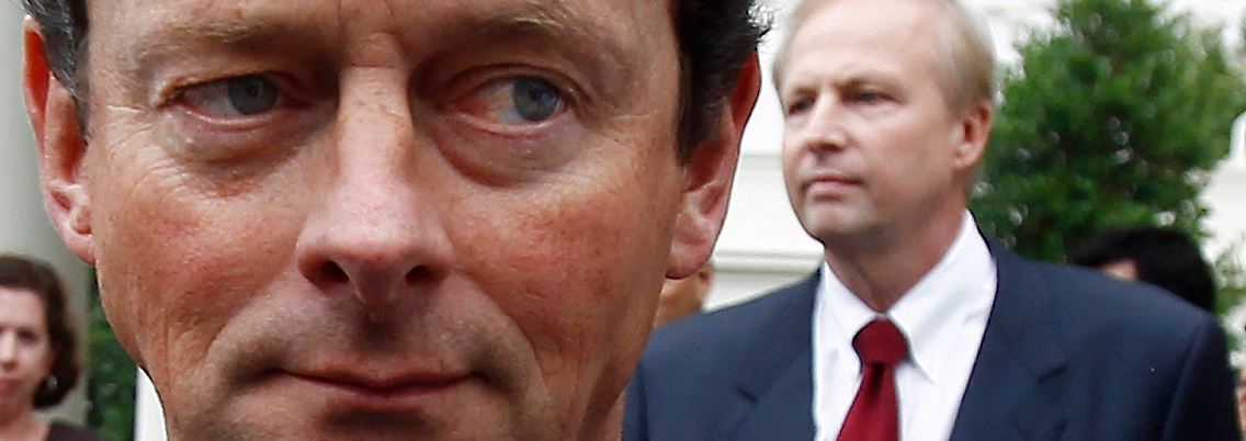 Mitte Juni vor dem Weißen Haus: Das Meeting mit Obama lief nicht gut, Tony Hayward (vorne) sucht seinen Fahrer. Rechts hinter ihm: Krisenmanager Robert Dudley, der mittlerweile als sein Nachfolger gilt.