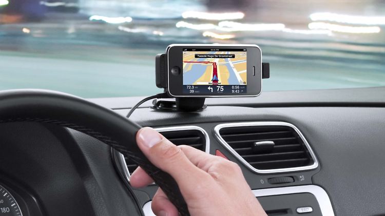 Wer sich durch die Straßen navigieren lassen will, der fährt mit dem Smartphone unter Umständen besser.
