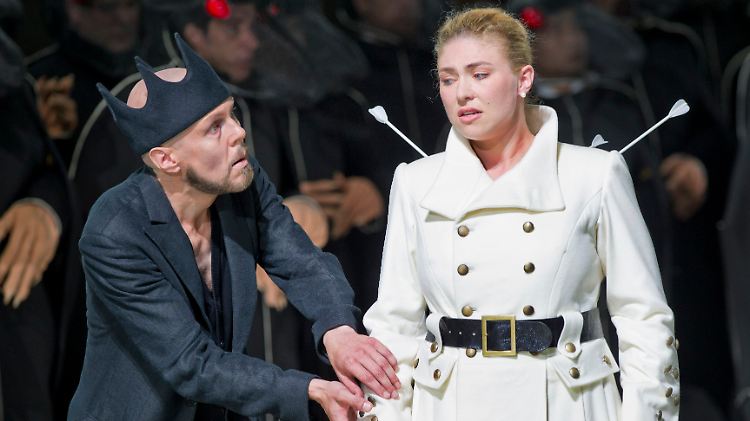 Annette Dasch als "Elsa von Brabant" und Georg Zeppenfeld als "Heinrich der Vogler".