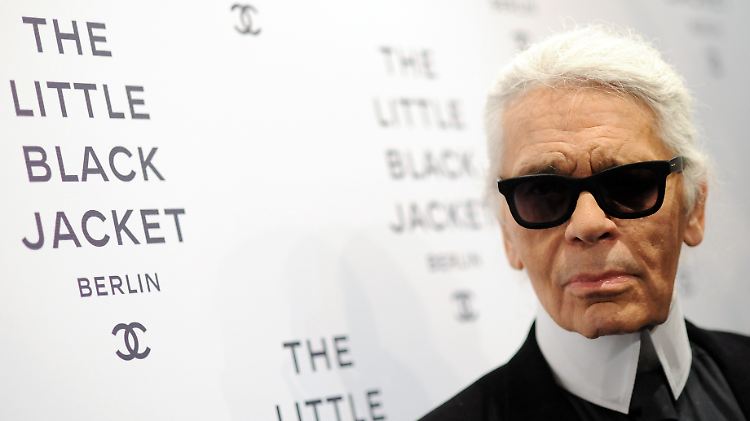 Der Modeschöpfer Karl Lagerfeld zeigt sich vom alltäglichen Zahlungsverkehr eher genervt.