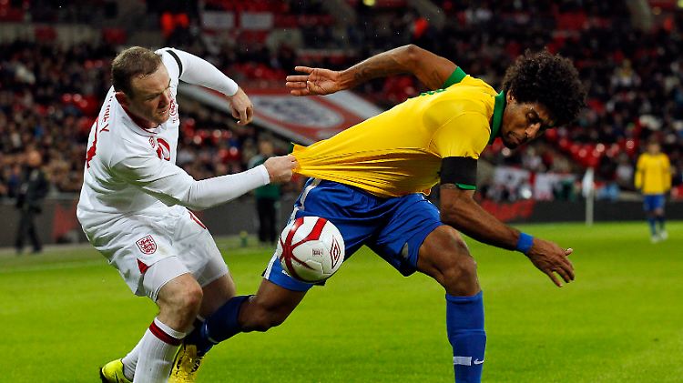Brasiliens Nationalspieler Dante (r.) im Zweikampf: Momentaufnahmen verraten wenig über die Perspektiven - auch in der Wirtschaft seines Heimatlandes steckt noch Potenzial.