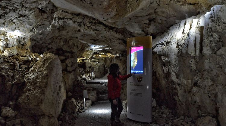 Blick in die beleuchtete Höhle am Wendelstein.
