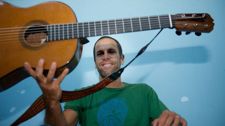 Seine Gitarre kann Jack Johnson ohne Probleme für einen Tag aus der Hand geben - das Surfbrett nicht.