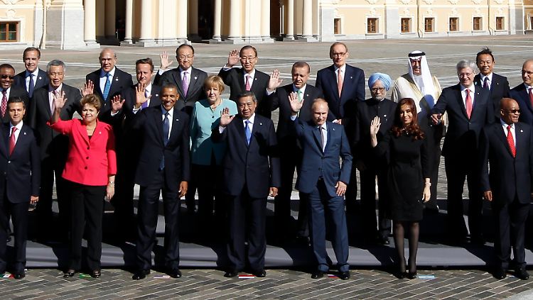 Gruppenfoto der Entscheidungsträger: Die deutsche Regierungschefin (im türkisen Blazer) steht mittendrin.