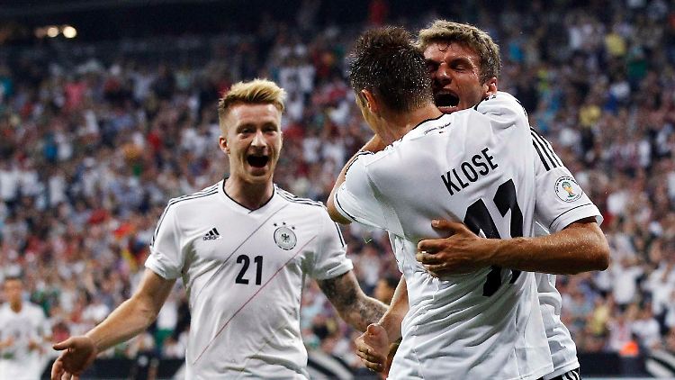 Miroslav Klose trifft, Marco Reus (li.) und Thomas Müller freuen sich mit.