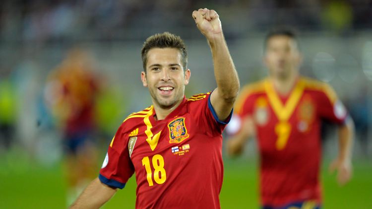 Der Spanier Jordi Alba erzielt das 1:0 gegen Finnland.