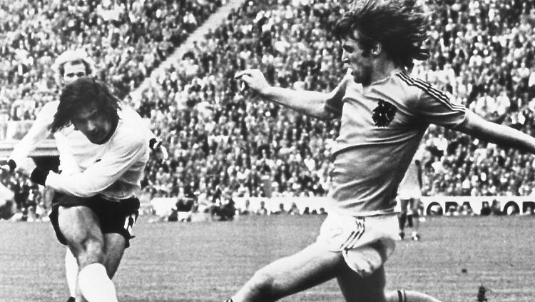 Gerd Müller schießt am 07.07.1974 aus der Drehung am niederländischen Abwehrspieler Ruud Krol vorbei und erzielt so den 2:1-Siegtreffer im WM-Finale 1974 in München.