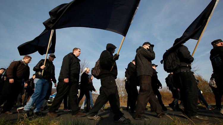 Nazis konzentrieren sich verstärkt auf ländliche Gebiete und geben sich dort als volksnahe Alternative zur Politik.