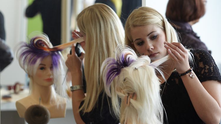 Viele Frauen wählen bewusst oder unbewusst Berufe, die mit der Familie gut zu vereinbaren sind. Diese sind in der Regel schlechter bezahlt und weniger zum beruflichen Aufstieg geeignet.