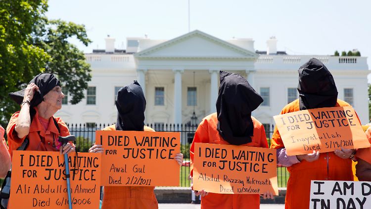 Mit dem Slogan "I died waiting for justice" versuchen die Demonstranten vor dem Weißen Haus die Politik zur Schließung des Lagers zu bewegen.