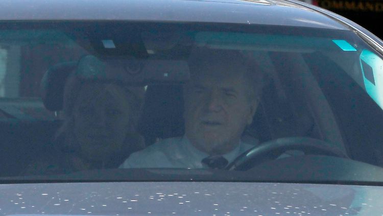 Debra Milke (auf dem Rücksitz) verlässt mit ihrem Anwalt Michael Kimerer das Gefängnid in Maricopa. 