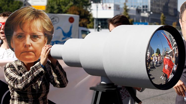 "Merkel" späht mit: Redner sehen auch die schwarz-gelbe Koalition in der Verantwortung.