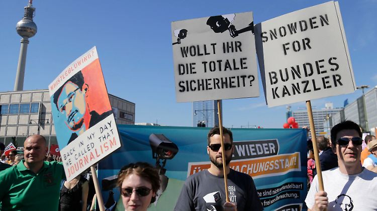 Die Demonstranten zeigten ihre Solidarität mit dem Whistleblower Snowden, der den Skandal aufgedeckt hatte.