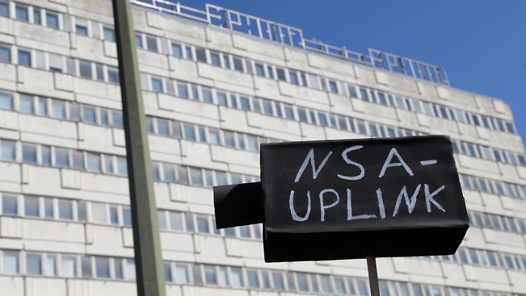 Überwachungsgegner machten ihrem Ärger über die NSA bei einer Demonstration in Berlin Luft.