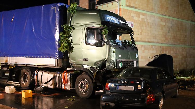 Der Mann rammte mit seinem Sattelschlepper drei Autos.
