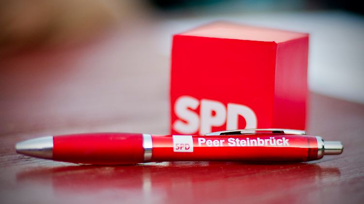 Auch Peer Steinbrück versucht, mit Hilfe eines Kugelschreibers, Stimmen zu gewinnen.