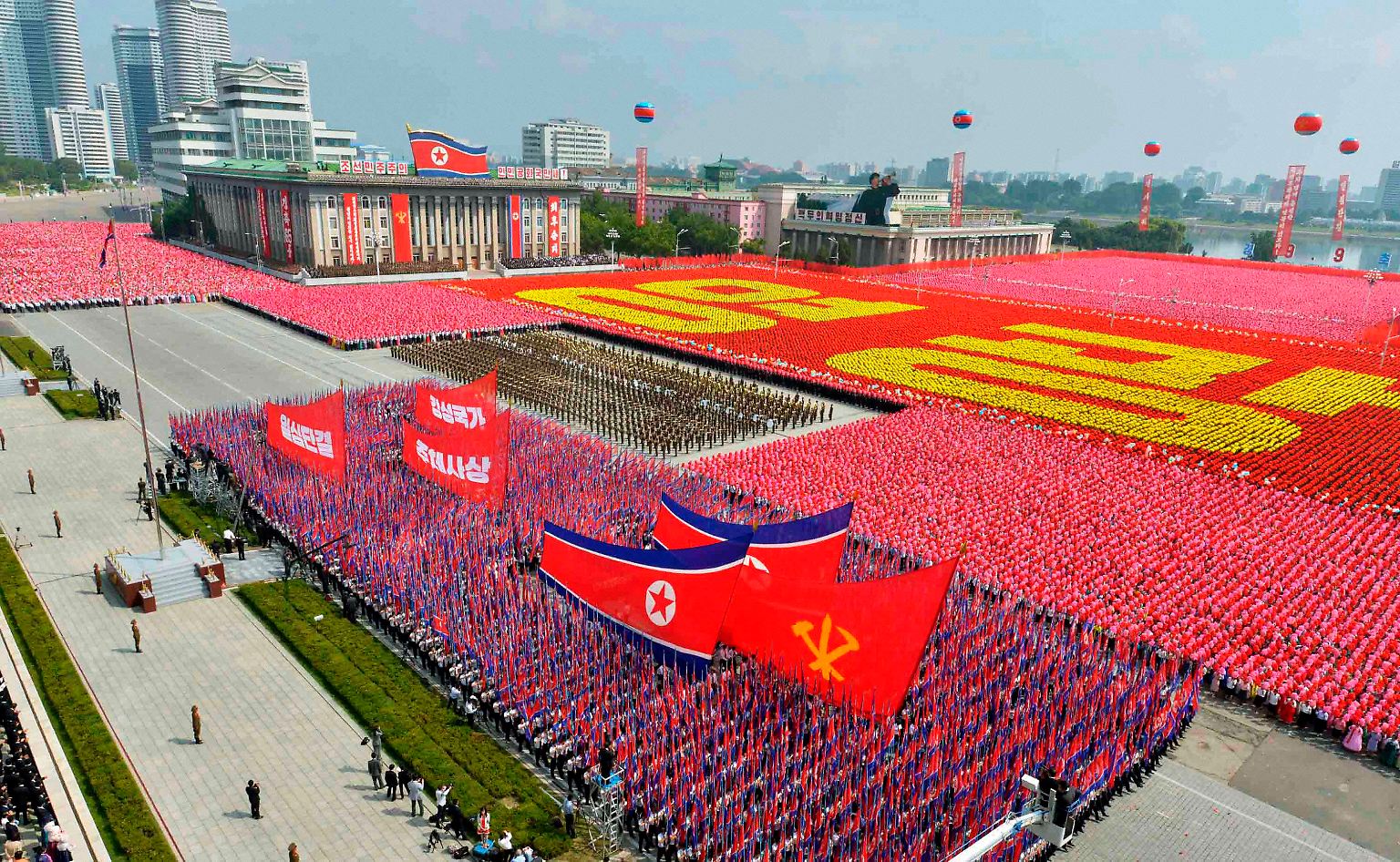 Die nordkoreanischen Streitkräfte halten am 65. Jahrestag der Staatsgründung in der Hauptstadt Pjöngjang eine große Militärparade ab.