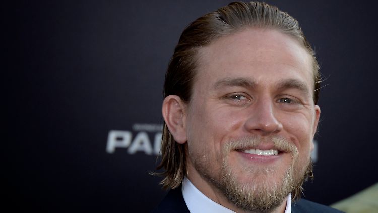 Was Charlie Hunnam mit Männern kann, funktioniert mit Frauen erst recht.