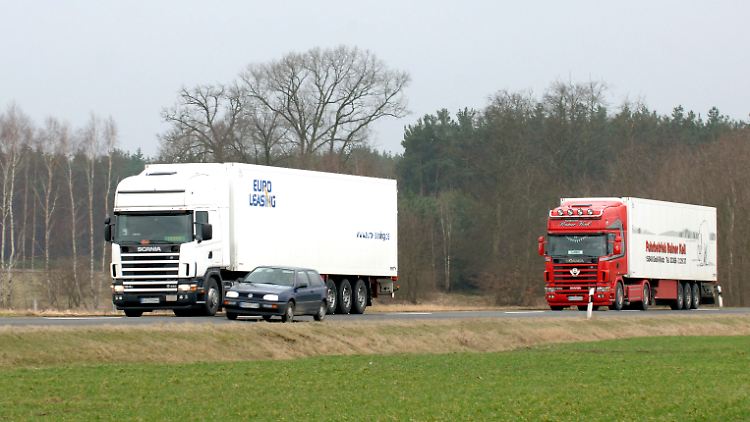 Zahlreiche Landstraßen müssen zusätzlichen Verkehr durch mautsparende Lkw verkraften.