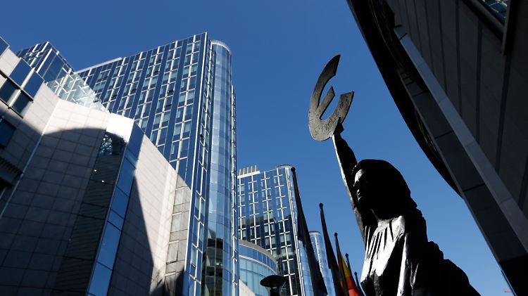 Symbol eines historischen Großprojekts: Das "E" des Euro ragt hier an der Rechten einer Statue vor dem Europaparlament in Brüssel empor.