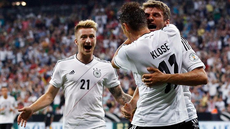 Gute Laune in München: Marco Reus, links, feiert mit den Kollegen Miroslav Klose und Thomas Müller.