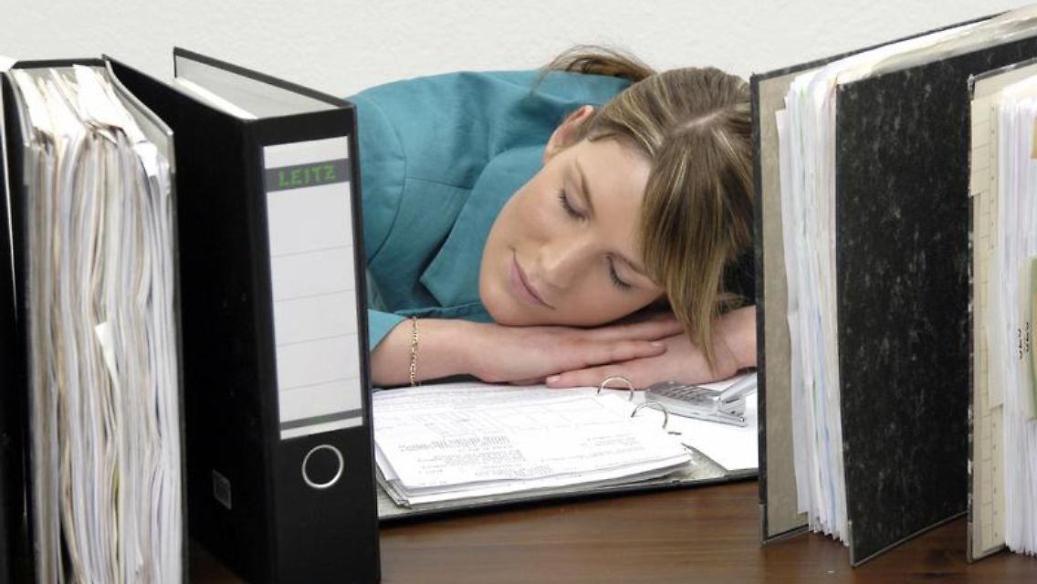 Wer im Büro mal ein paar Minuten die Augen schließt, hinterlässt meist keinen guten Eindruck: zu Unrecht.